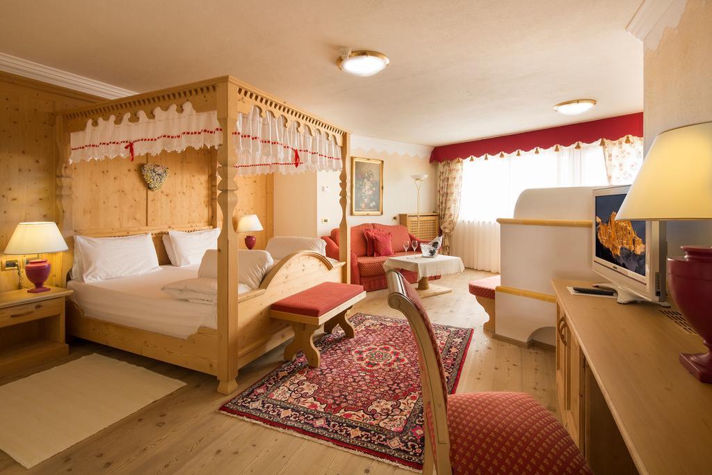 Hotel Sassongher Корвара-ін-Бадія Екстер'єр фото